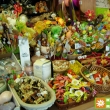 Nep�ebern� mno�stv� sez�nn�ch dekorativn�ch p�edm�t�